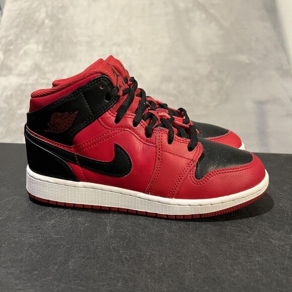 Nike Air Jordan 1 Mid Shoes Youth Size 4.5Y Reverse Bred GS 554725-660 - Picture 1 of 9